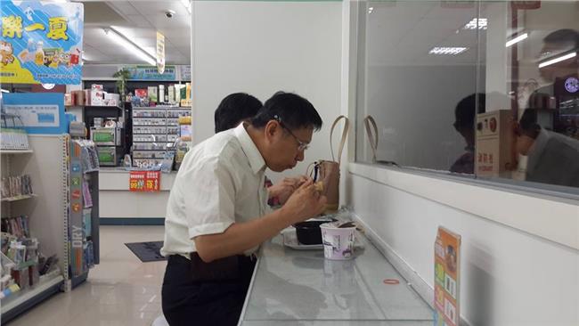 柯P超商吃泡麵　不忘使用環保餐具