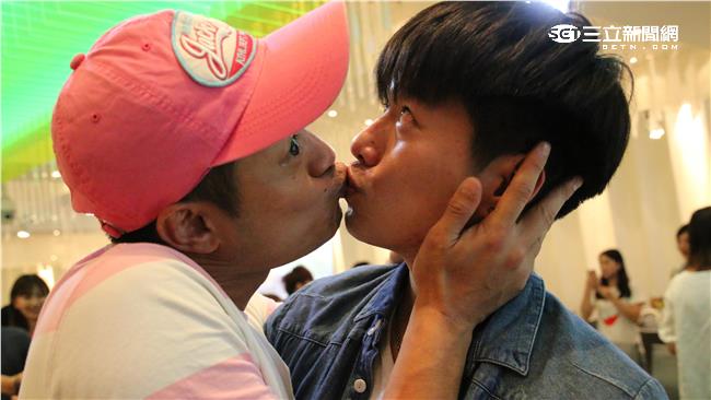 林佑星狂吻李易　兩個爸爸也玩男男戀