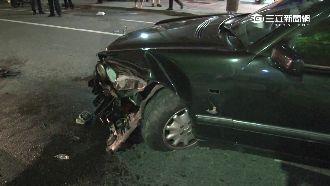 路過見車禍分心　下一秒自己也翻車