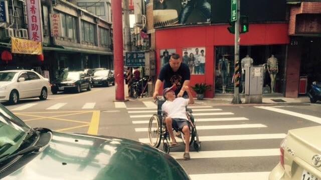 暖男籃球教練擋車潮　推輪椅伯過馬路