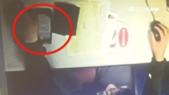 天眼全錄下！　駕照筆試竟滑手機作弊