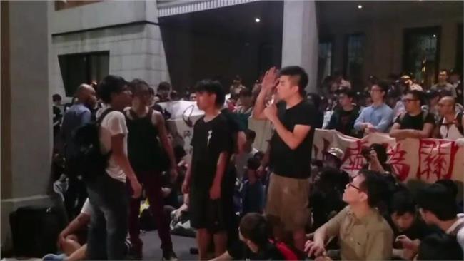 學生佔教育部廣場　要警方別挑釁群眾