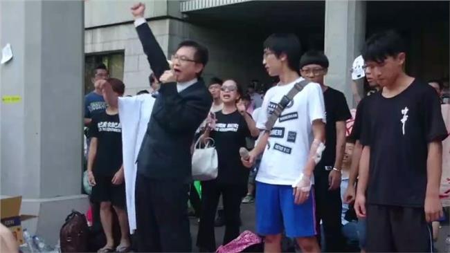 紀國棟赴教部喊口號　還替柯P送禮物