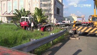 拖板車失控連環撞　機車騎士當場慘死