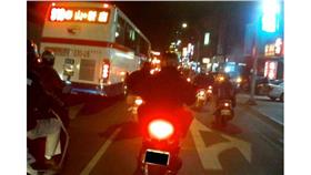 騎車靠右安全嗎？改變騎車習慣　中華民國機車黨：勿靠最邊邊
機車.危險,碰撞,公車,路面不平
圖／翻攝自中華民國機車黨
