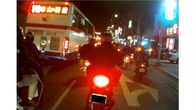 靠右錯了！騎士不靠路邊行駛降事故率