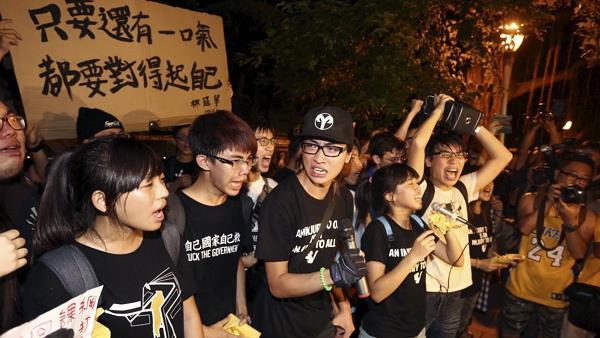 一場假抗爭？反課綱民眾聽到警察說…