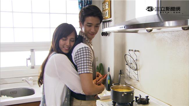 魏蔓背後環抱劉以豪　互餵愛的小番茄