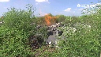 火竄半天高！泥火山噴發　祖墳全遭殃