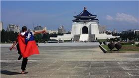 國旗 圖片來源:Flickr使用者欣盈
https://www.flickr.com/photos/lily_lin/5775898597/in/photolist-9NoZqz-9v3pzH-ib2mkr-ib2Vit-ib2jQH-ib2E4G-9T4wta-9T4uhT-byJJXY-bAnPpm-6asfaR-dwYvYi-4L2i37-cSgBAm-eLSDEW-5wznC4-qDoBiV-mghVUL-5zyyzK-eLRLEJ-3eK9XL-5zyvv6-8n4cDK-ptcW7i-rVVT5M-ddjVWg-8Da3Vf-5oaZEY-8QXBix-diG2Gm-s2X8g1-pZ4X9Z-mTyd8G-mTtk2F-cSgCu9-5yBAPH-918KHK-bAqLrS-59NFua-5xeRKm-5zCMRb-kixssD-Ppfom-5jo1xf-5F2YXv-ddk1HS-ddk1q7-ddjZGa-ddjZDQ-ddjZkC