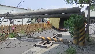 台鐵電桿遭扯斷　鐵路癱瘓耽誤上千人