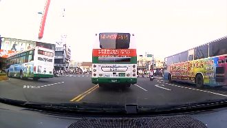 惡司機拒載老人　還停車打混買豬肉