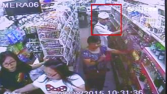 不顧旁人目光　老伯直接伸手偷罐頭