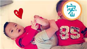 ▲翔翔對飛飛施展「十字固定」。（圖／翻攝自范瑋琪臉書）