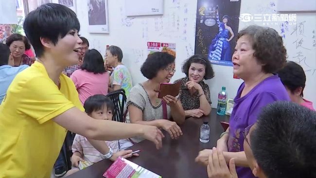 氣爆拉麵店重營業　詹雅雯到場送愛心