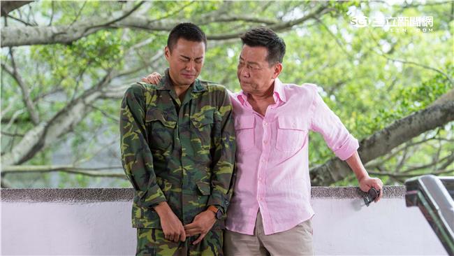 孫其君遭兵變　寇世勳拍肩喊：爸陪你