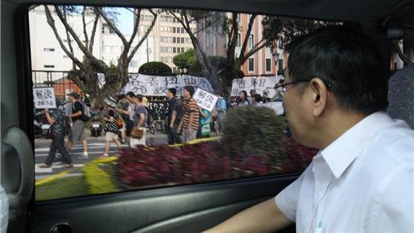 關心反課綱遊行　柯P「路過」教育部