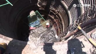 誇張「三寶」！　害後車摔3樓深豎井