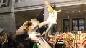 ▲林昶佐（Freddy）給了吳思華的人形立牌一記大飛踢。（圖／翻攝自時代力量臉書）