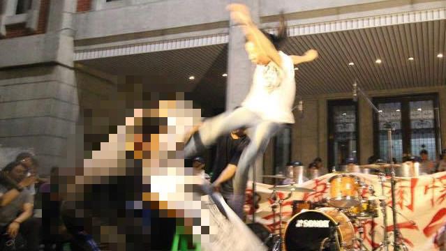 影／時代力量林昶佐飛踢「吳思華」