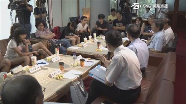 「浪費這些點心！」反課綱學生怒離場