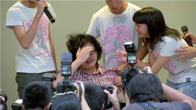 對談沒結果　學生下跪痛哭：對不起