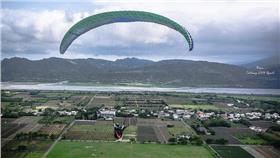 鹿野高台飛行傘-https://www.flickr.com/photos/57435451@N06/14095275112/in/photolist-tSz8NG-tdjABp-td9sjo-9qmEGE-7Dbndb-8qcU55-tE3tJ9-u9MDrU-tSzBW7-td9rTJ-tSz8DJ-7XAg19-7XAfZQ-9q34HA-d7fLFy-ao4eNj-ao1oSH-8J9idC-ntxYdG-neCcP2-jofp3-axqrAD-8rpRcG-a94DNd-9BkTSA-554vqw-31XgYW