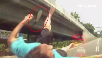 揮刀男衝撞擋風玻璃　自稱看到女友