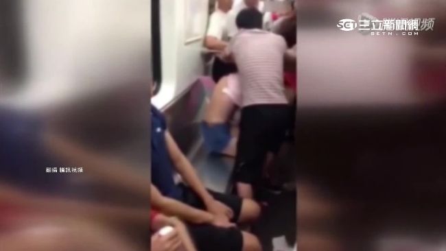 影／大媽當眾扯下嫩妹內衣　竟只為…