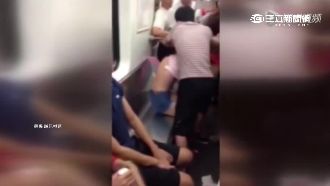 影／大媽當眾扯下嫩妹內衣　竟只為…