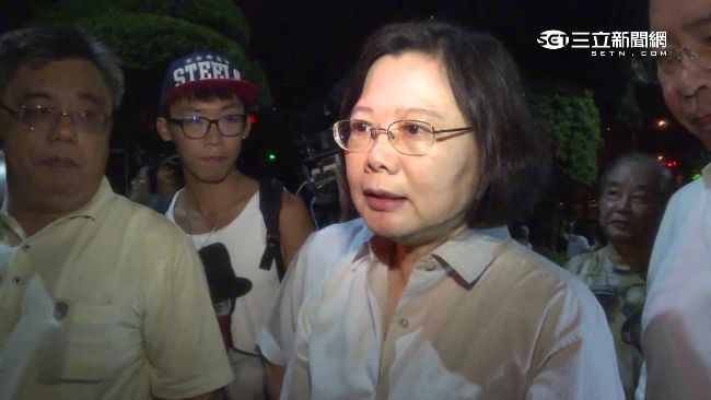 蔡英文夜探反課綱學生　籲同學要冷靜