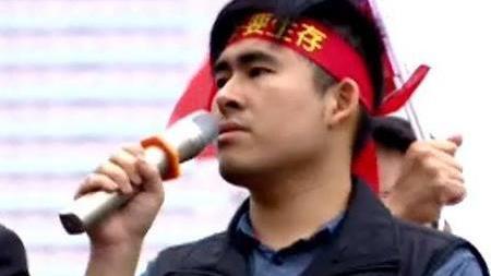 到教育部送國旗　王炳忠遭嗆：唱首歌