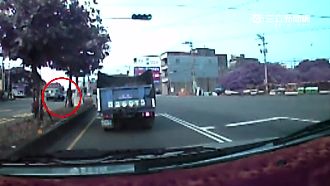 無人車竟「倒退嚕」　連撞兩車才停止