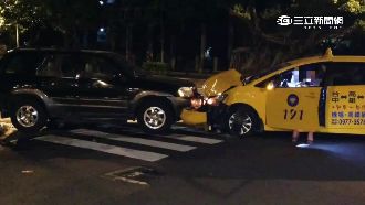 兩車對撞！鄰近憲兵隊肉身擋車指揮