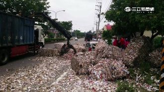 聯結車過彎煞不住！廢紙捆翻落堆滿地