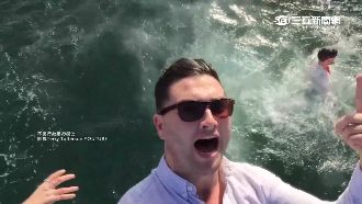 自拍棒變光劍！美日遊客鬥毆摔下海