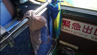 陸客無極限！遊覽車上大方曬內衣褲