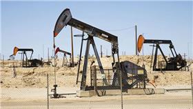 oil prodyction/fliker/Faces of Fracking/https://www.flickr.com/photos/128012869@N08/15412834115/in/photolist-ptYNBe-ehZSGP-6VLudf-mAyMc-d5puAs-4G9Wve-8xamvz-mAvN6-8Cnerj-unFULn-mAw1r-dejxtu-dejxsJ-dejxWz-dejxY2-dejxnb-dejxZe-dejxrW-dejxVZ-dejxYv-dejxXr-mBJbv-Rx7zv-g4juHd-pdpBA8-oV9nTP-ewMg35-pdZXc9-fyfLJ5-pbB4Yd-oWayq3-oW3LQq-oW9wQS-6ag8VN-eAosiC-5nBs7c-akbsc-bVjdcF-53MvGH-5wpz3P-oV9nEw-9sEf6U-4VsEnC-4VcDiD-adNc9P-8pme7h-azXQ3v-8pmeRm-8Mjbpv-9sBc4X