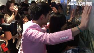 被小樂吳思賢壁咚　粉絲臉紅不敢抬頭