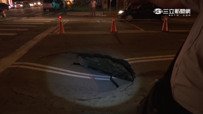 颱風未到路先掏空！雲林大學路破大洞