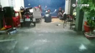 宜蘭處處淹水　居民坐家門前等雨停