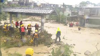 三峽暴雨猛水衝屋 一家五口險遭吞噬