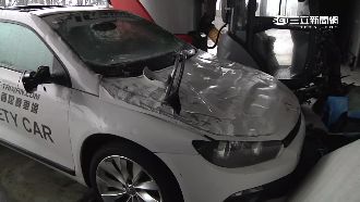 大鵬灣1轎車遭車庫鐵捲門狂砸