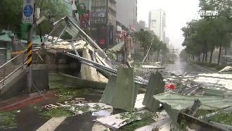 北市道路鐵皮吹掀　如「血滴子」掃街