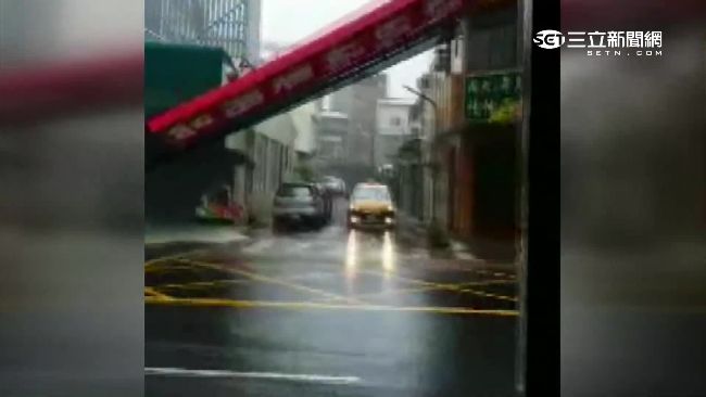 【驚險直擊】瞬間倒塌！招牌慘遭吹落