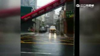 【驚險直擊】瞬間倒塌！招牌慘遭吹落