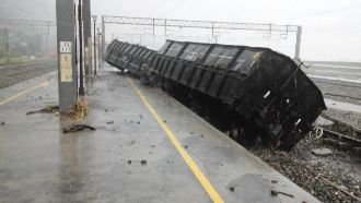 蘇迪勒風勢驚人！　火車竟被「翻肚」