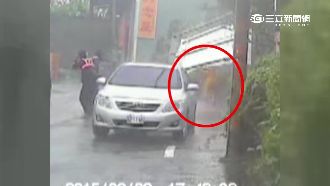 直擊／鐵皮整個刮起來！砸中里長鼻斷