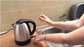 水先煮過再飲用／取自Gary Dixon- Blackpool boil water notice_youtube_https://youtu.be/8RlN7Pyz21Y