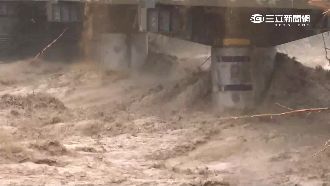 社區淹半樓、路斷成孤島　惡水救民眾